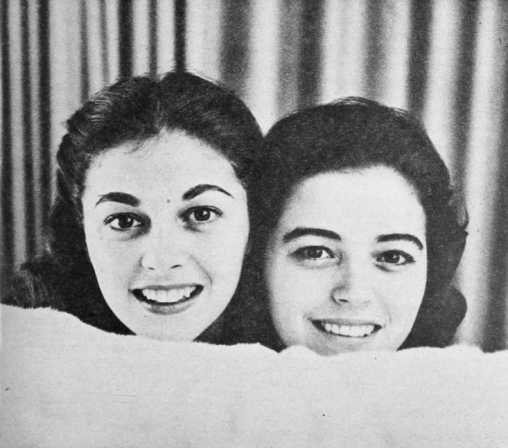 Marisa (à droite) et sa sœur jumelle Anna Maria, inséparables avant la célébrité.
Source de la photo : Magazine Screenland Plus TV-Land (vers 1954).