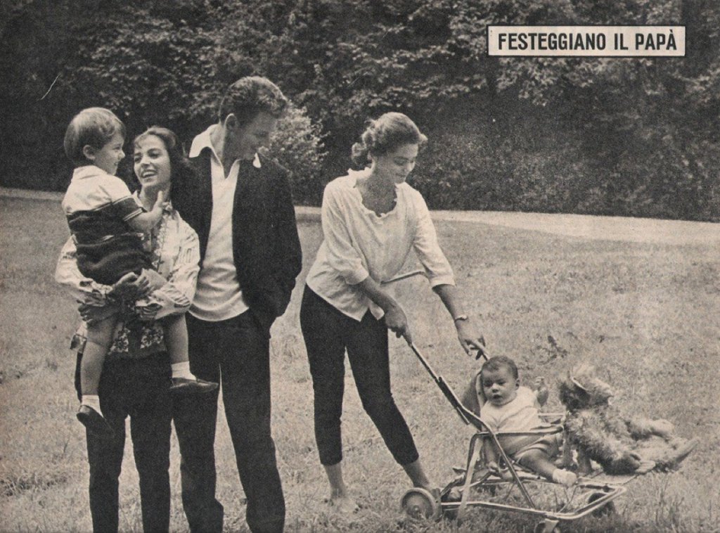 Marisa surrounded by her family in August 1960.
She holds in her arms her son Jean-Claude.
Jean-Pierre and his daughter Tina look at the little Patrick.
Photo source : Oggi Italian Magazine,
Photo provided by Èlia Novella Dalmau.